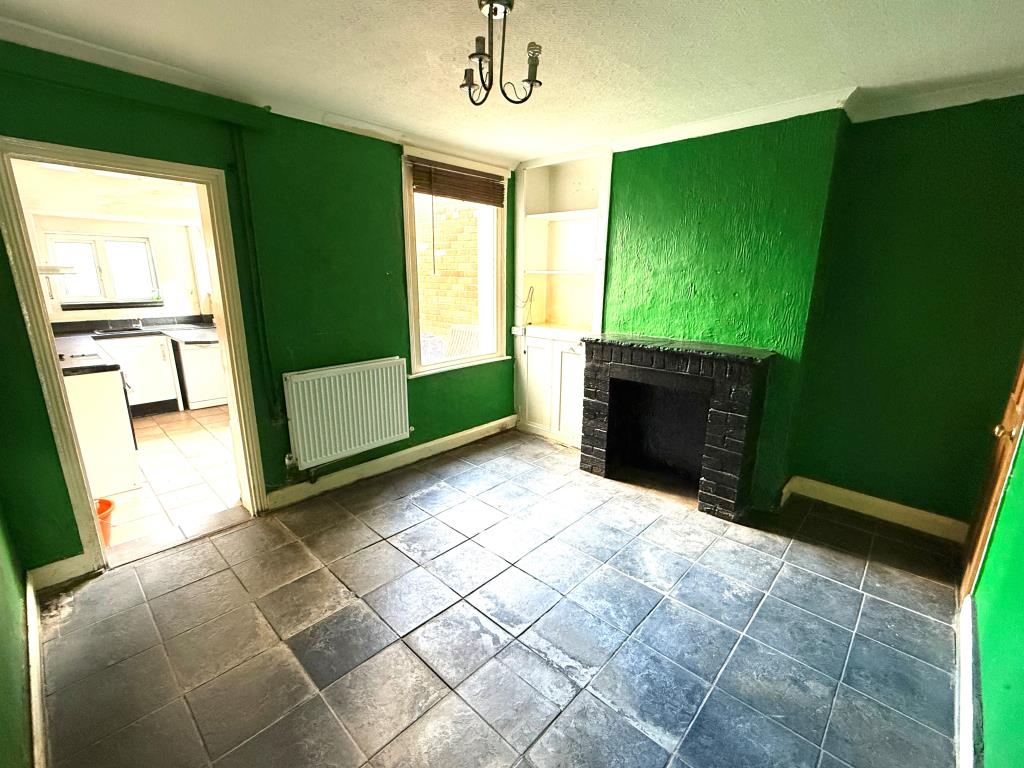 Lot: 137 - TWO-BEDROOM HOUSE FOR IMPROVEMENT - Dining room